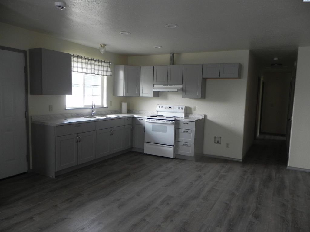 Photo of 211 W First Ave, Granger, WA 98932 (MLS # 288206)