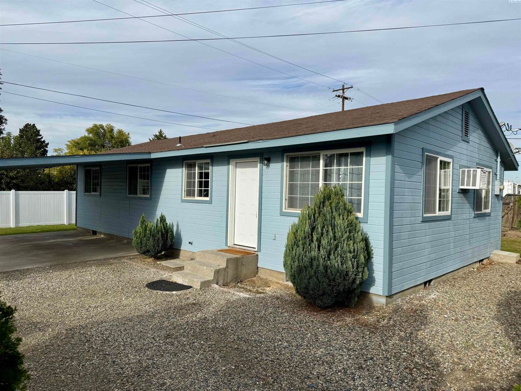 Photo of 211 W First Ave, Granger, WA 98932 (MLS # 288206)