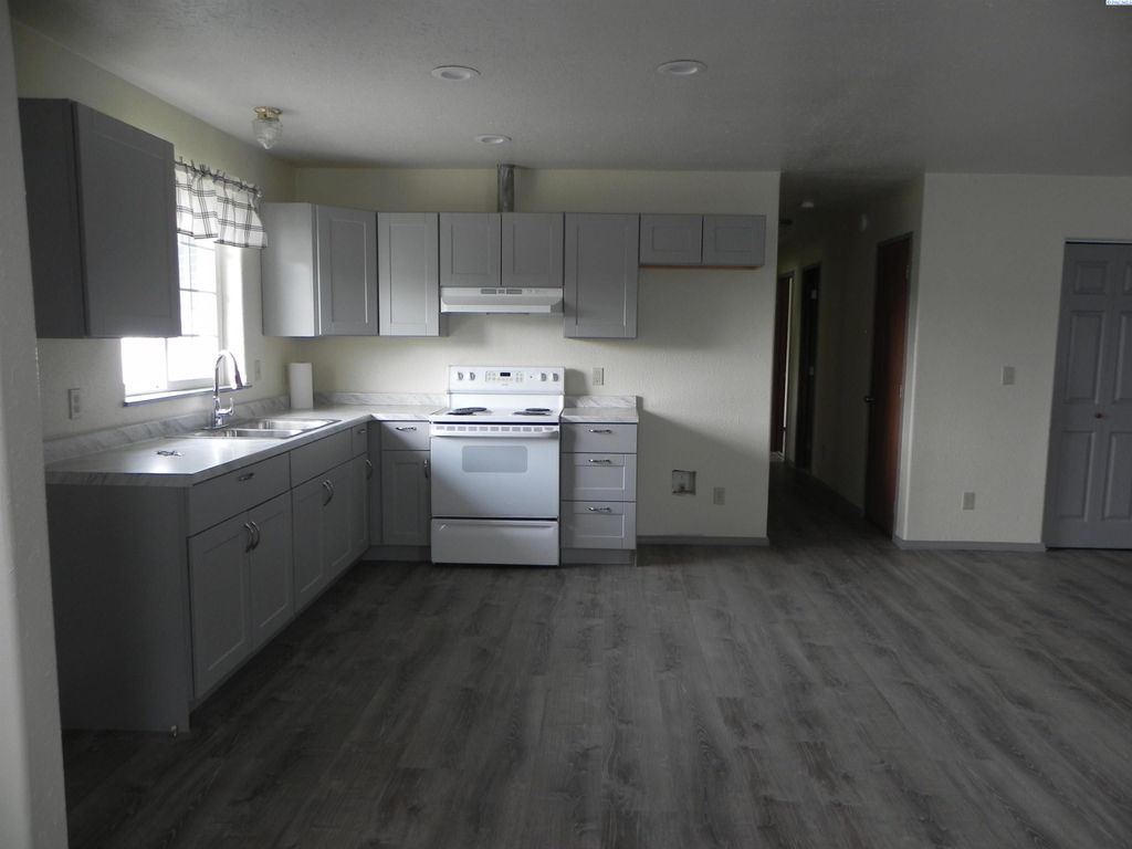 Photo of 211 W First Ave, Granger, WA 98932 (MLS # 288206)