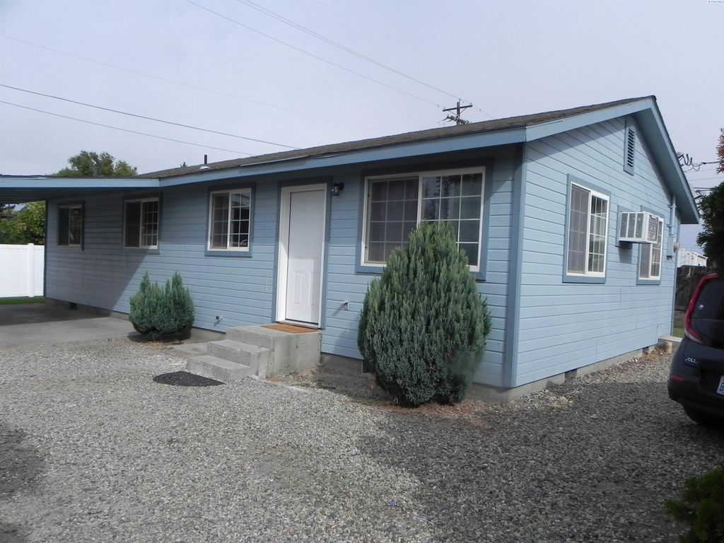 Photo of 211 W First Ave, Granger, WA 98932 (MLS # 288206)