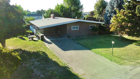 Photo of 504 Hedrick Pl, Grandview, WA 98930 (MLS # 288059)