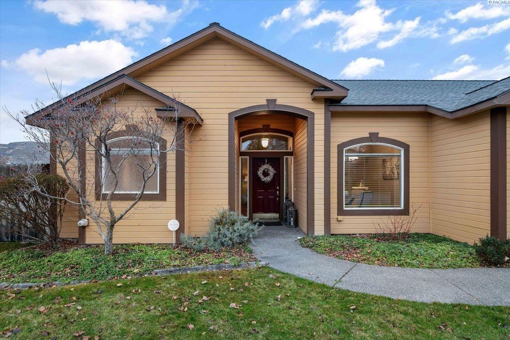Photo of 1730 Sagewood Street, Richland, WA 99352 (MLS # 289204)