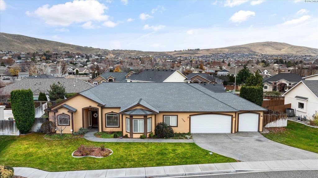 Photo of 1730 Sagewood Street, Richland, WA 99352 (MLS # 289204)