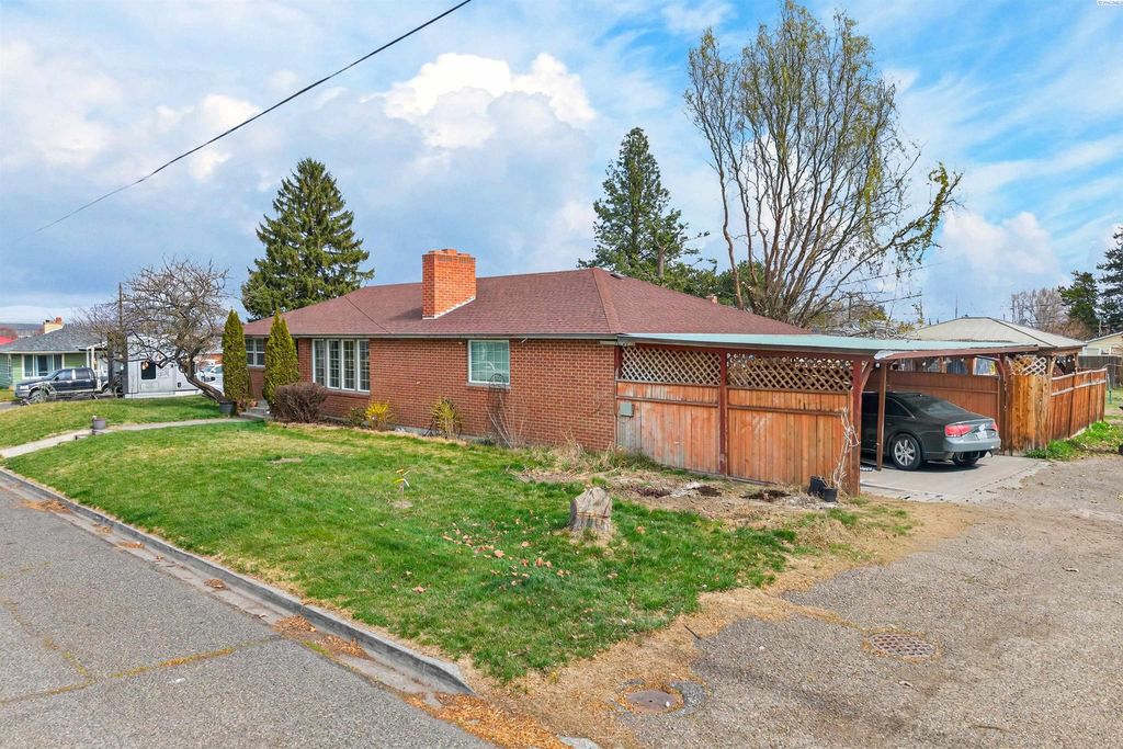 Photo of 217 Velma Ave, Grandview, WA 98930 (MLS # 291325)