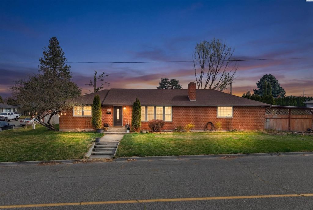 Photo of 217 Velma Ave, Grandview, WA 98930 (MLS # 291325)