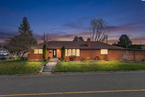 Photo of 217 Velma Ave, Grandview, WA 98930 (MLS # 291325)