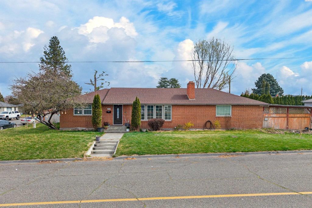 Photo of 217 Velma Ave, Grandview, WA 98930 (MLS # 291325)