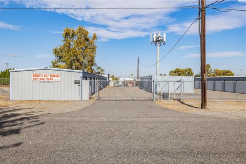 Photo of 912 W Grand Ronde Ave, Kennewick, WA 99336 (MLS # 288355)