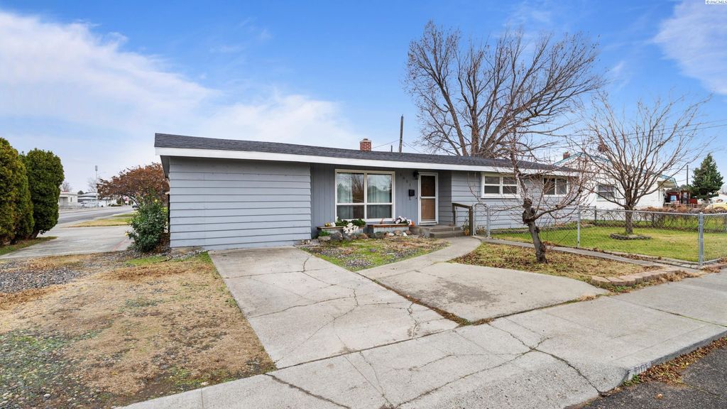 Photo of 1001 S Benton St, Kennewick, WA 99336 (MLS # 289356)