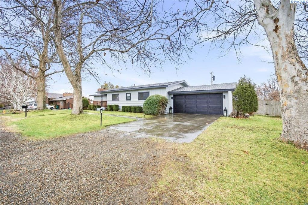 Photo of 2603 S Everett Pl, Kennewick, WA 99337 (MLS # 290753)