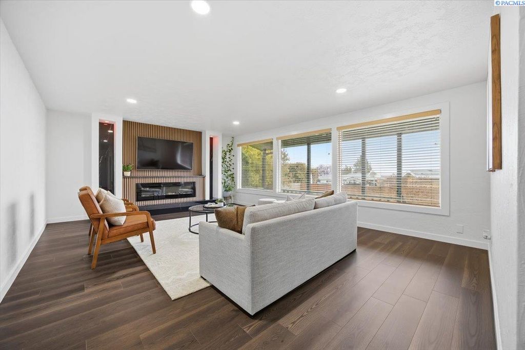 Photo of 2603 S Everett Pl, Kennewick, WA 99337 (MLS # 290753)