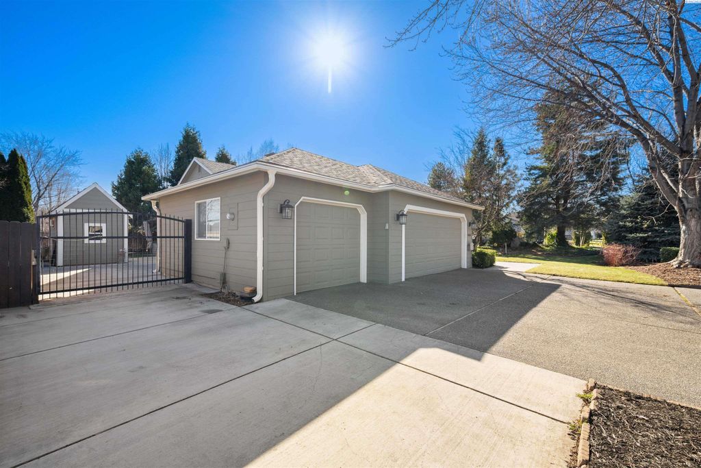 Photo of 1436 Oxford Ave, Richland, WA 99352 (MLS # 290825)