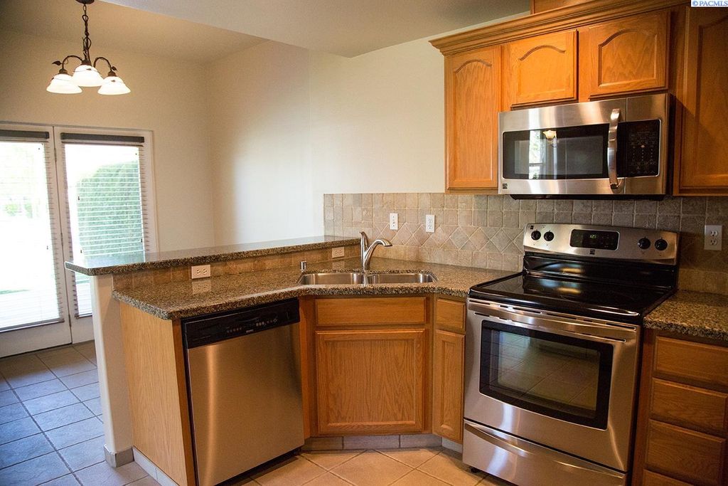 Photo of 379 Columbia Point Drive, Richland, WA 99352 (MLS # 289324)