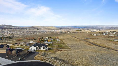 Photo of 32705 S Cantera St, Kennewick, WA 99338 (MLS # 289724)