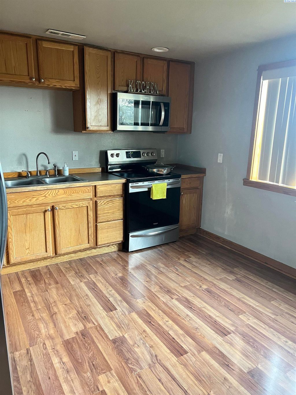 Photo of 103 E Riverside Ave, Sunnyside, WA 98944 (MLS # 289636)