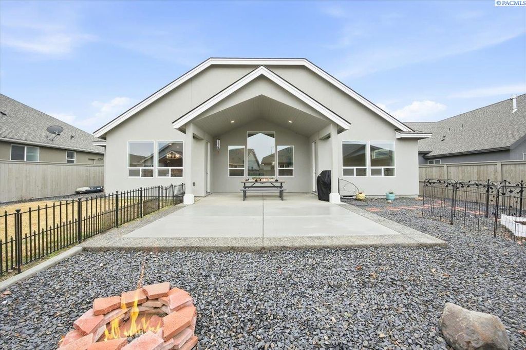 Photo of 3182 Mountain Quail Lane, Richland, WA 99354 (MLS # 290197)