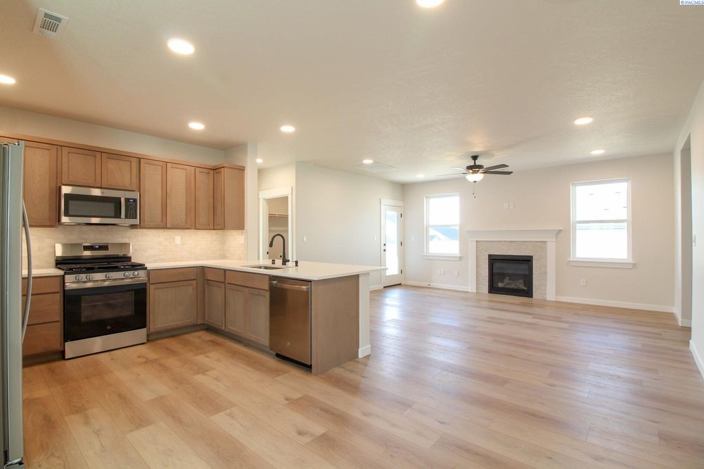 Photo of 3669 Stonecap Street, Richland, WA 99352 (MLS # 289418)