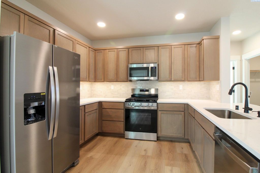 Photo of 3669 Stonecap Street, Richland, WA 99352 (MLS # 289418)