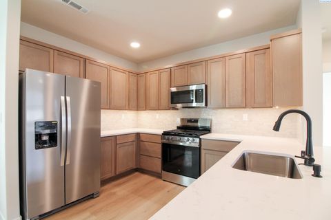 Photo of 3669 Stonecap Street, Richland, WA 99352 (MLS # 289418)