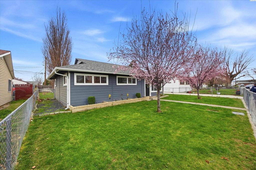 Photo of 1715 N 15th Ave, Pasco, WA 99301 (MLS # 291370)