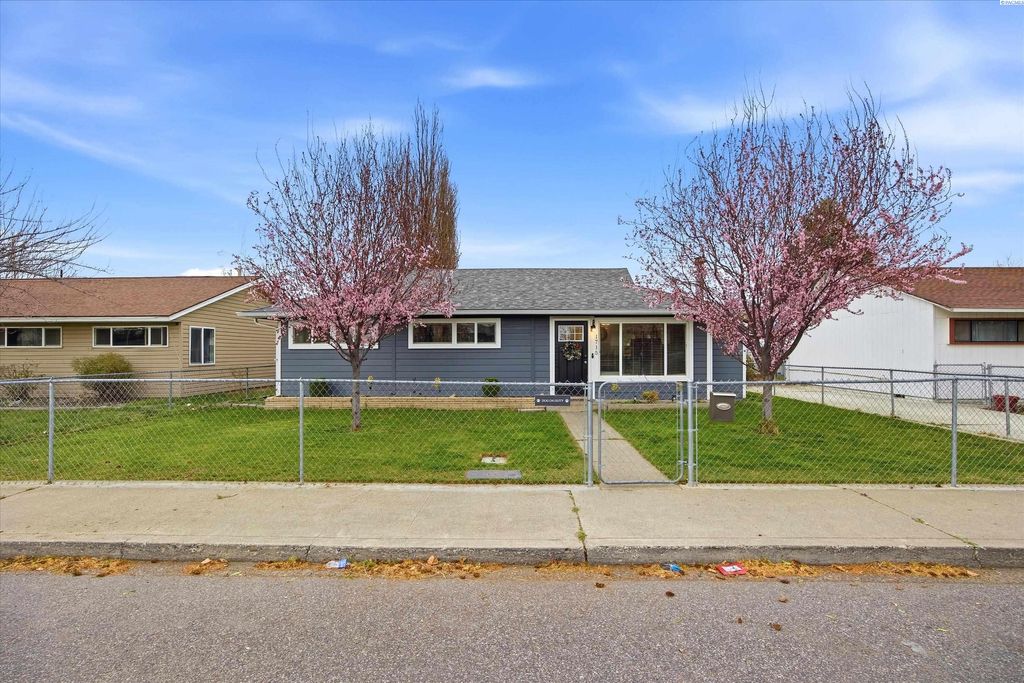 Photo of 1715 N 15th Ave, Pasco, WA 99301 (MLS # 291370)