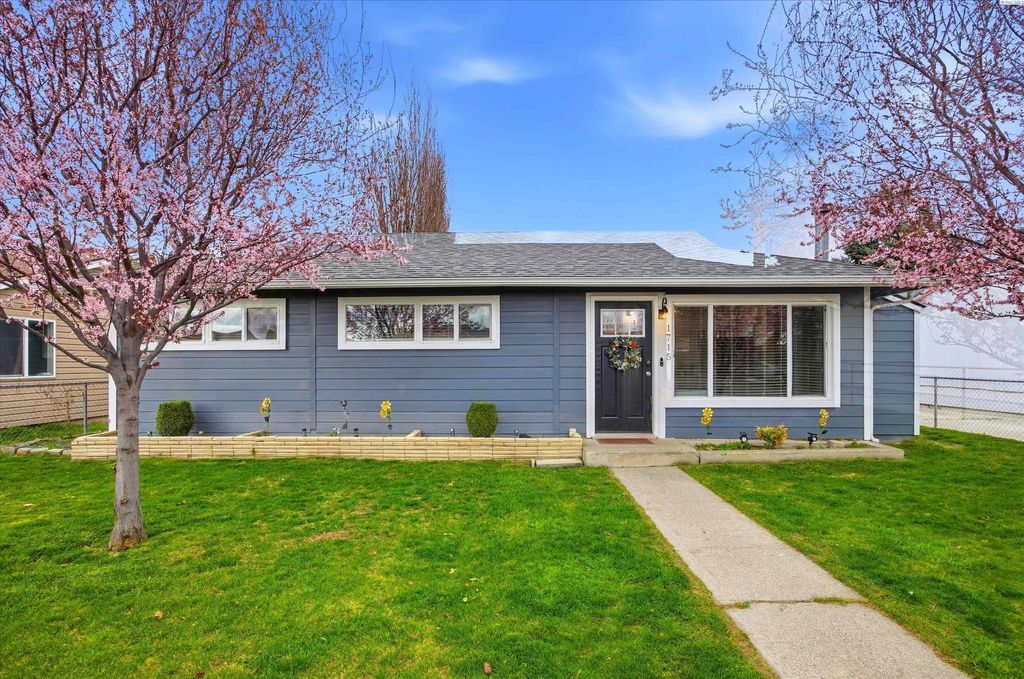 Photo of 1715 N 15th Ave, Pasco, WA 99301 (MLS # 291370)