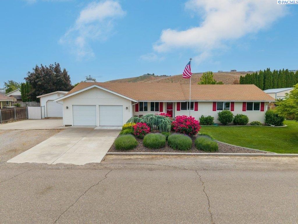 Photo of 6307 W 10th Pl, Kennewick, WA 99338 (MLS # 293039)