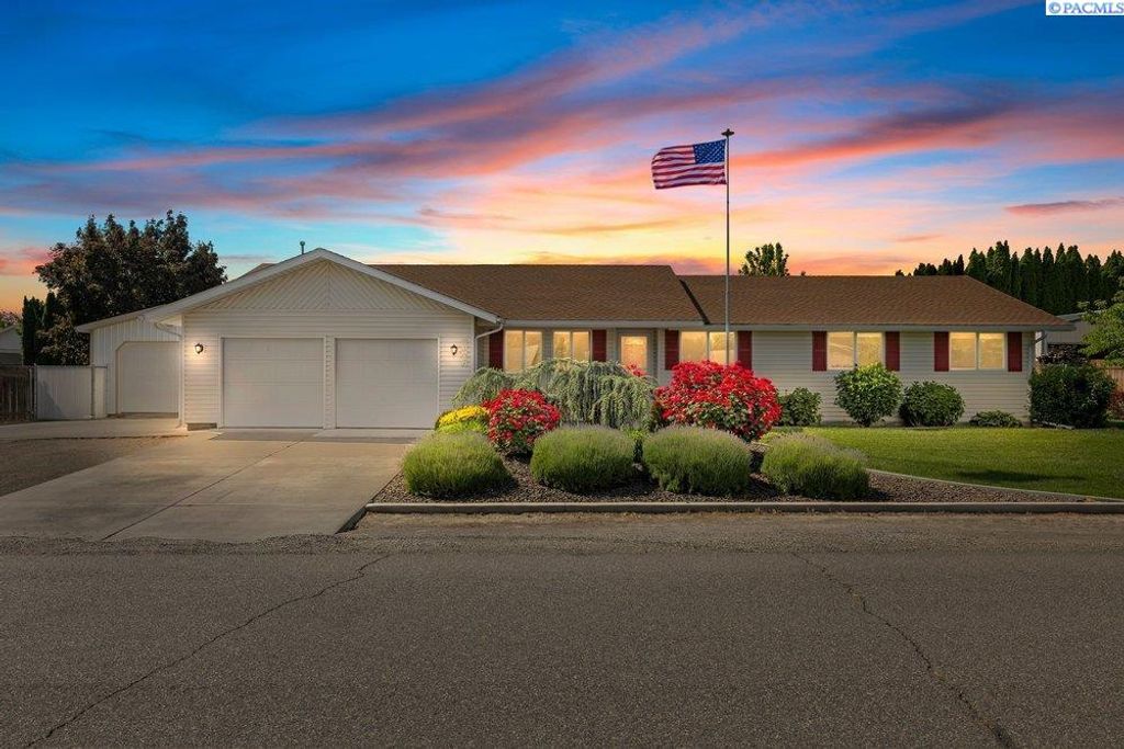 Photo of 6307 W 10th Pl, Kennewick, WA 99338 (MLS # 293039)