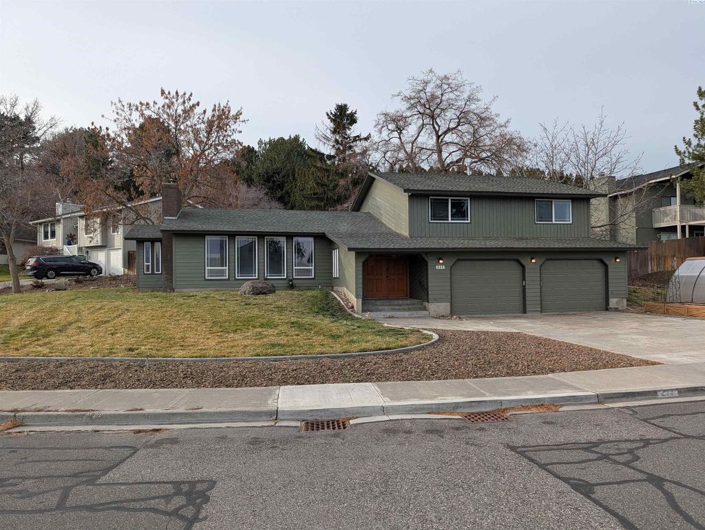 Photo of 277 Adair Dr, Richland, WA 99352 (MLS # 289747)