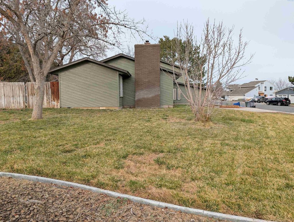 Photo of 277 Adair Dr, Richland, WA 99352 (MLS # 289747)