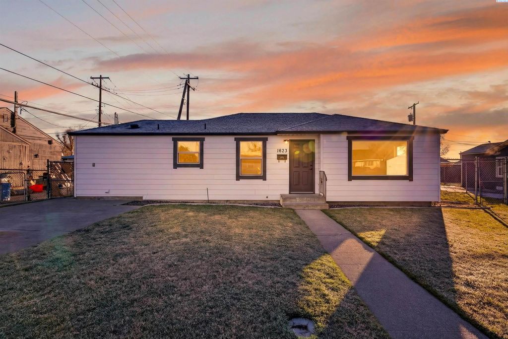 Photo of 1823 N 11th Ave, Pasco, WA 99301 (MLS # 290518)