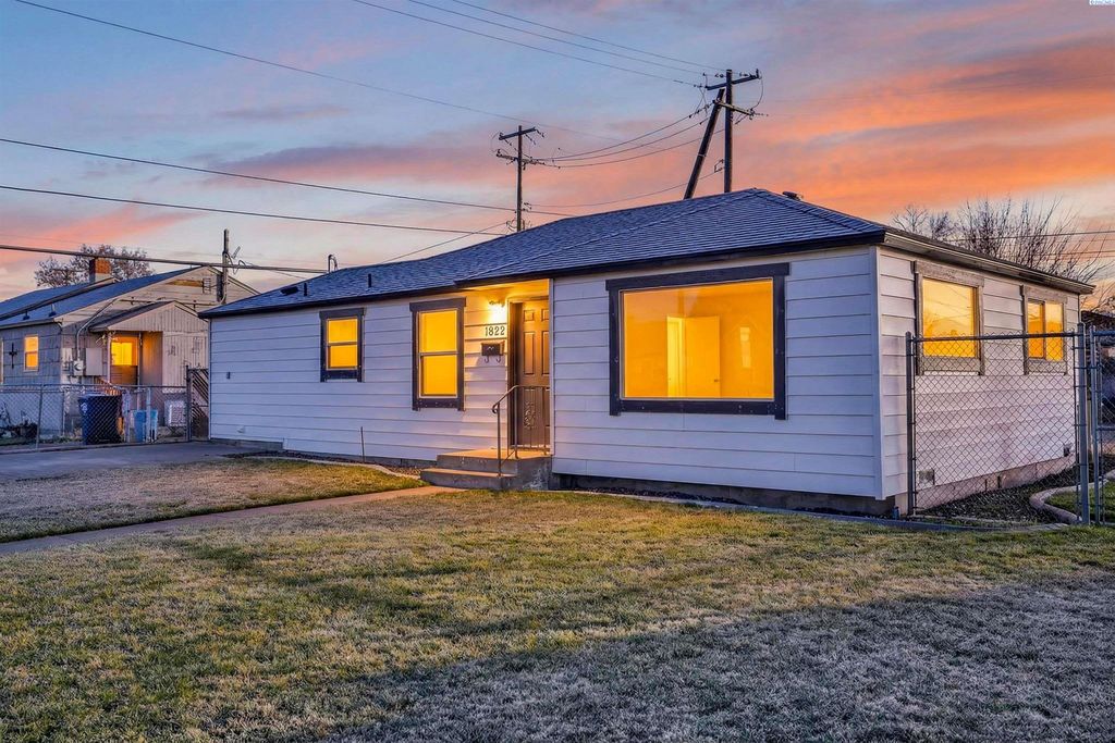 Photo of 1823 N 11th Ave, Pasco, WA 99301 (MLS # 290518)