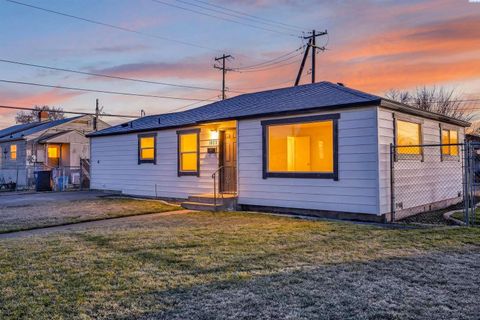 Photo of 1823 N 11th Ave, Pasco, WA 99301 (MLS # 290518)