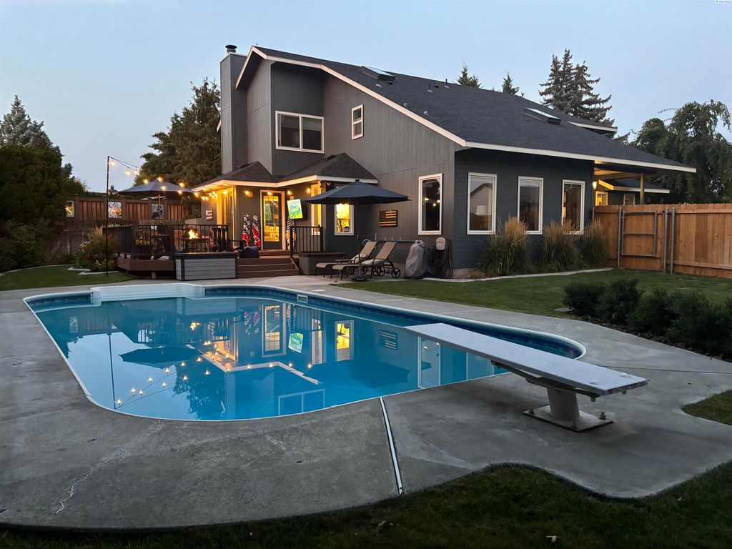 Photo of 2429 Mark Ct, Richland, WA 99352 (MLS # 291021)