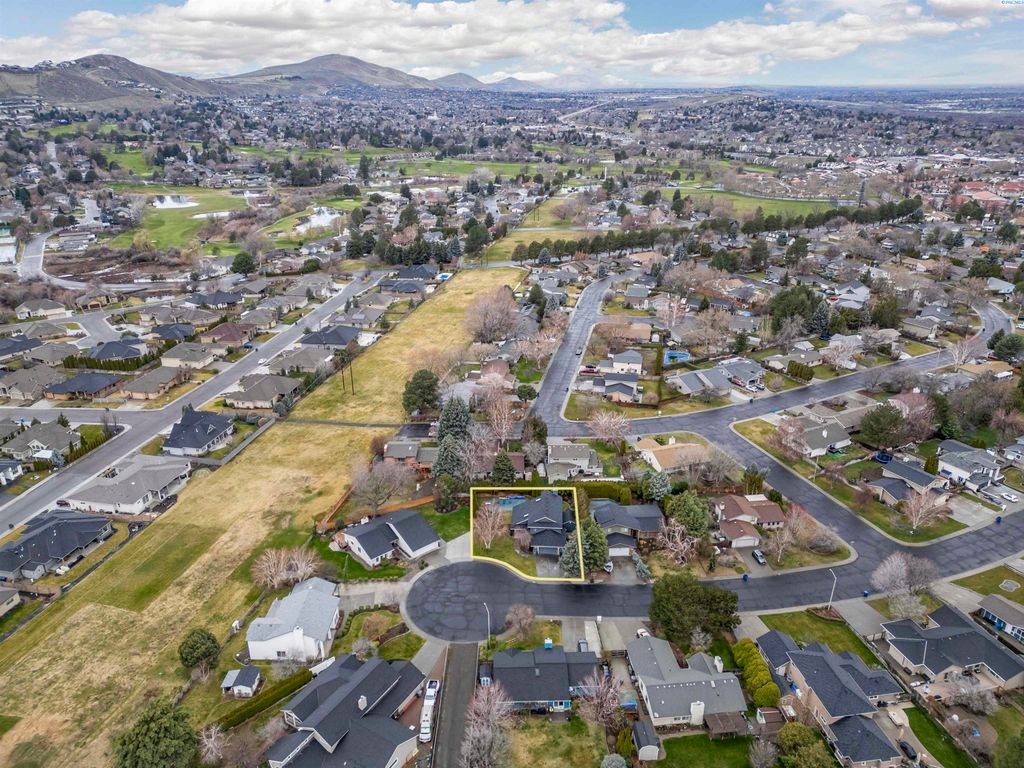 Photo of 2429 Mark Ct, Richland, WA 99352 (MLS # 291021)