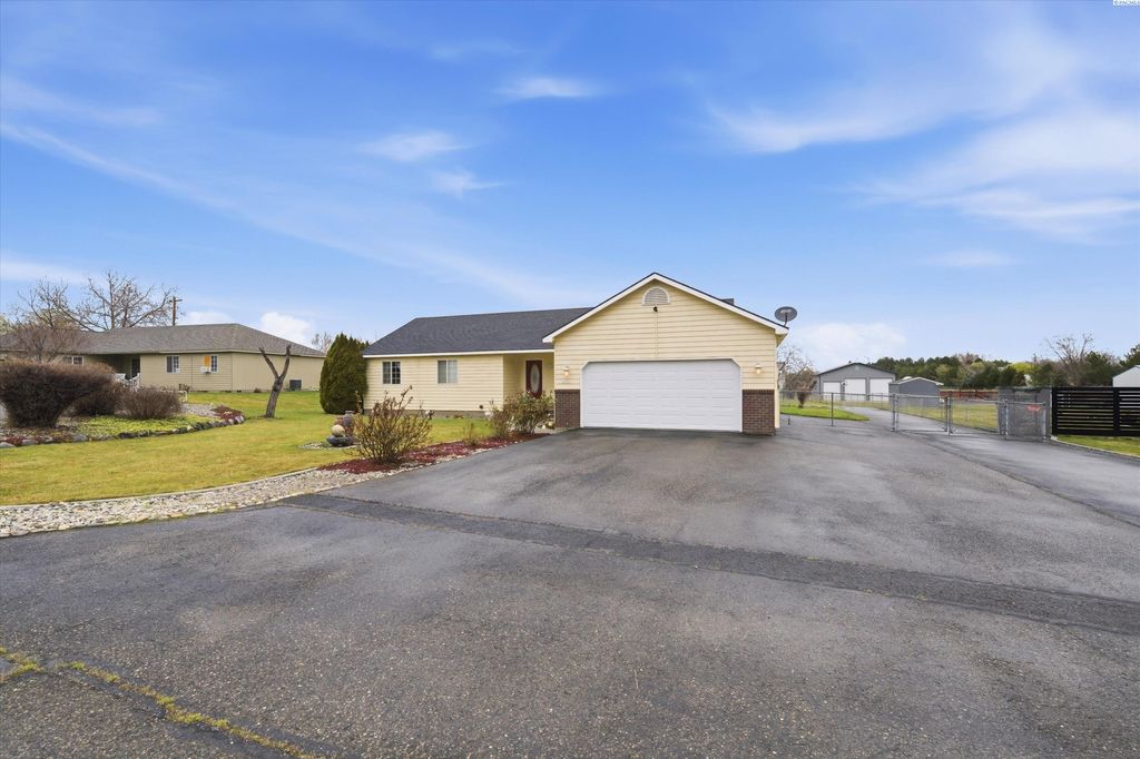Photo of 3828 Mountain Meadows Ct, West Richland, WA 99353 (MLS # 291280)