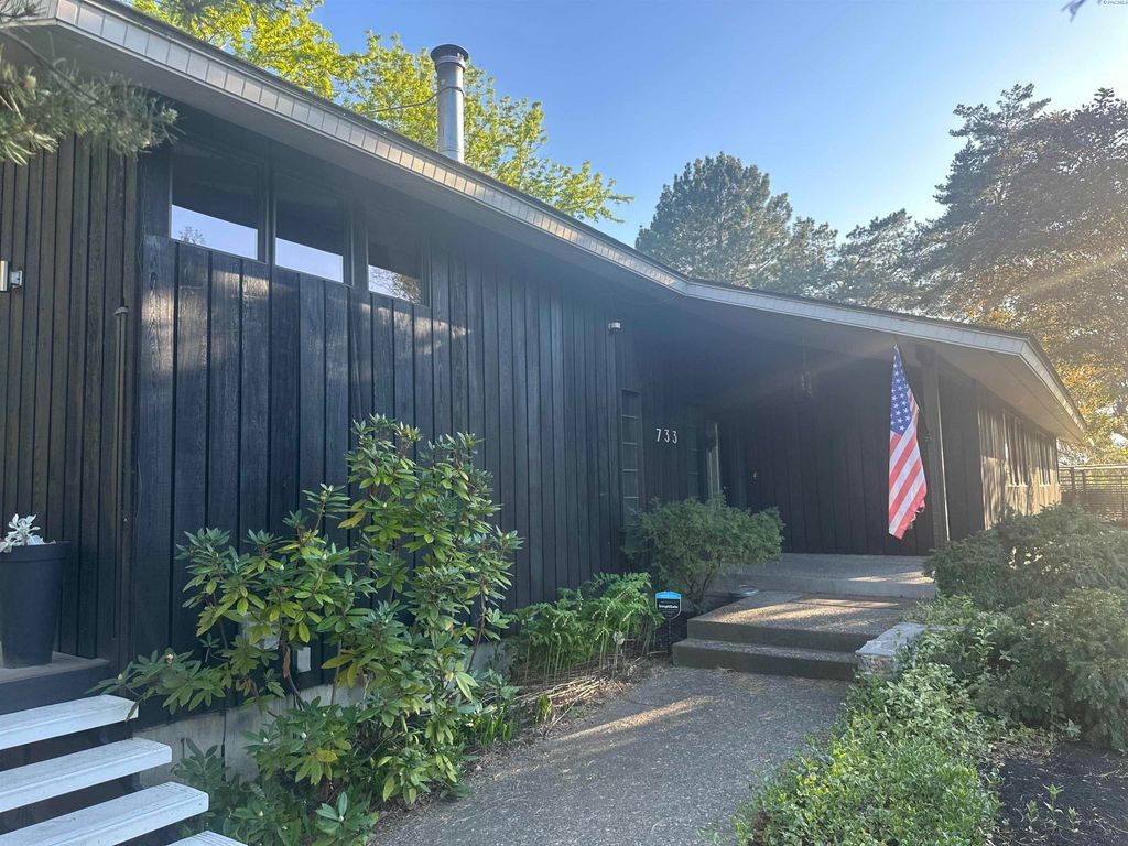 Photo of 733 Snyder St, Richland, WA 99354 (MLS # 292464)