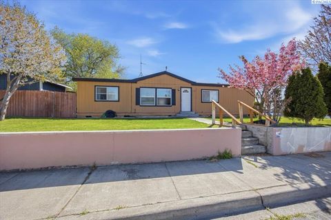 Photo of 601 S Beech Ave, Pasco, WA 99301 (MLS # 292011)