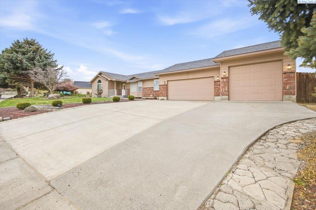 Photo of 3810 S Buntin Loop, Kennewick, WA 99336 (MLS # 291270)