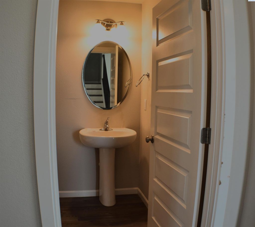 Photo of 406 Ruby Ave, Grandview, WA 98930 (MLS # 292129)