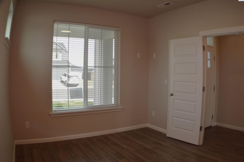 Photo of 406 Ruby Ave, Grandview, WA 98930 (MLS # 292129)