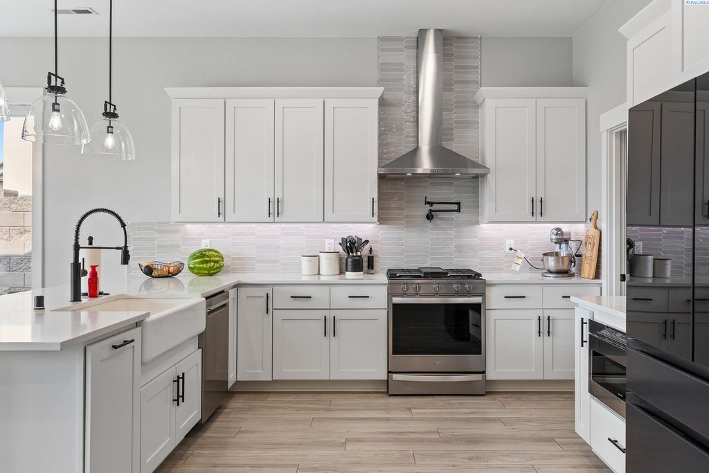 Photo of 2285 Estate Ave, Richland, WA 99352 (MLS # 289616)