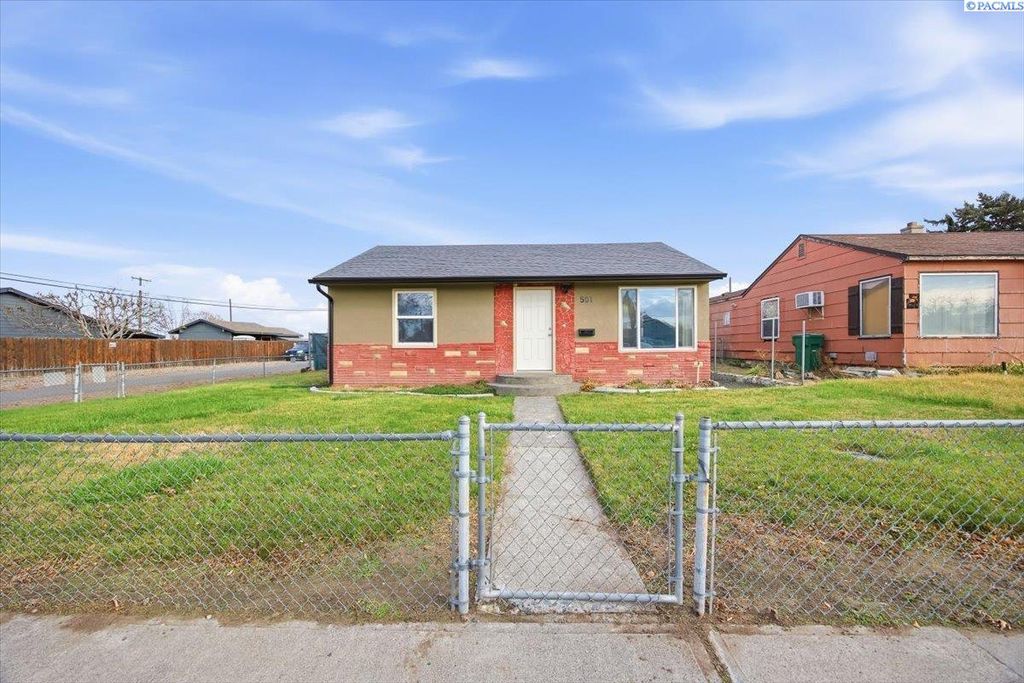 Photo of 501 S Fir St, Kennewick, WA 99336 (MLS # 289010)