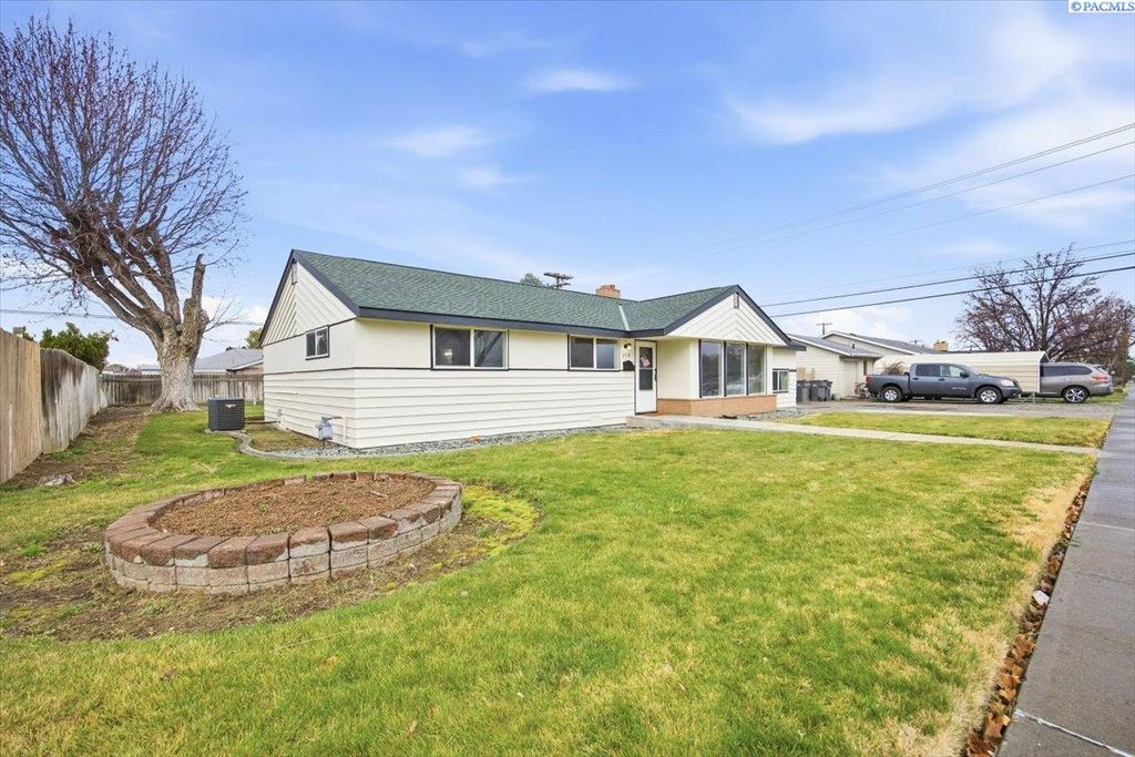 Photo of 2514 W Clearwater Ave, Kennewick, WA 99336 (MLS # 290533)