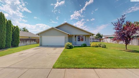 Photo of 8408 Studebaker Drive, Pasco, WA 99301 (MLS # 284871)