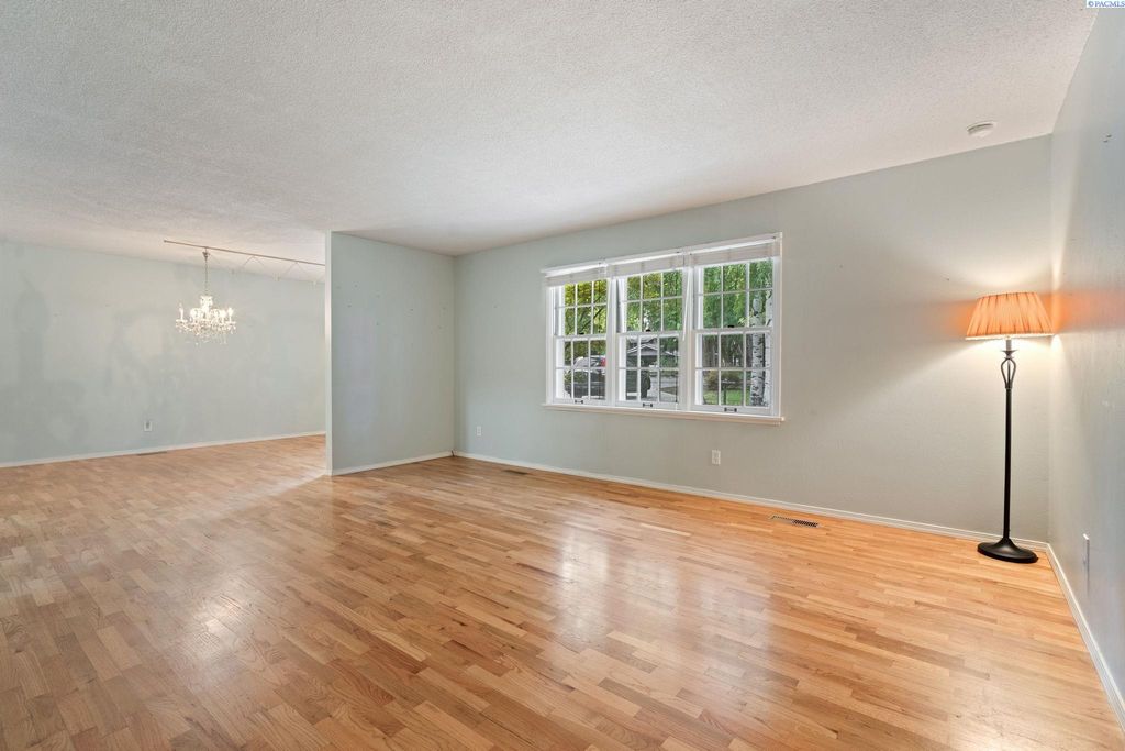 Photo of 2110 Davison Ave, Richland, WA 99354 (MLS # 288225)