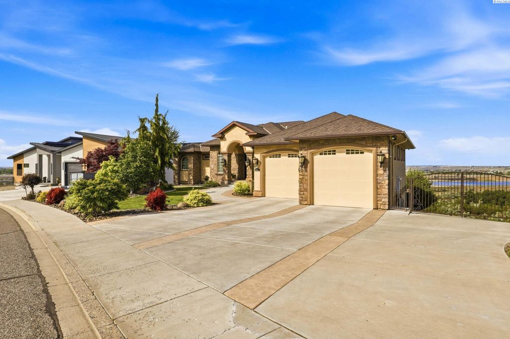 Photo of 1056 Allenwhite Dr, Richland, WA 99352 (MLS # 292687)
