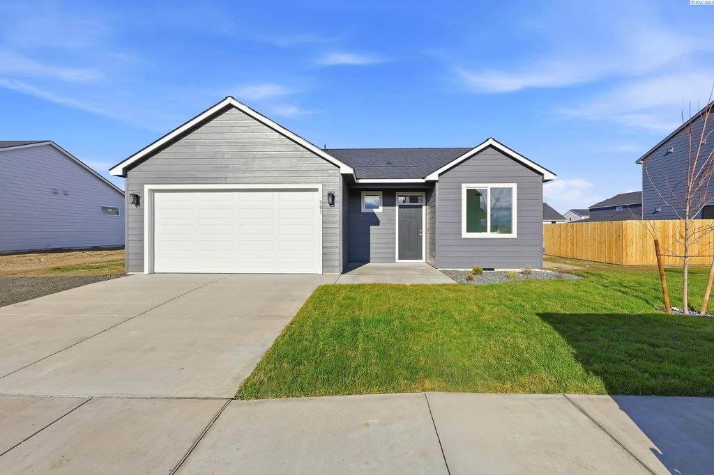 Photo of 501 Amberly Ave, Grandview, WA 98930 (MLS # 289199)
