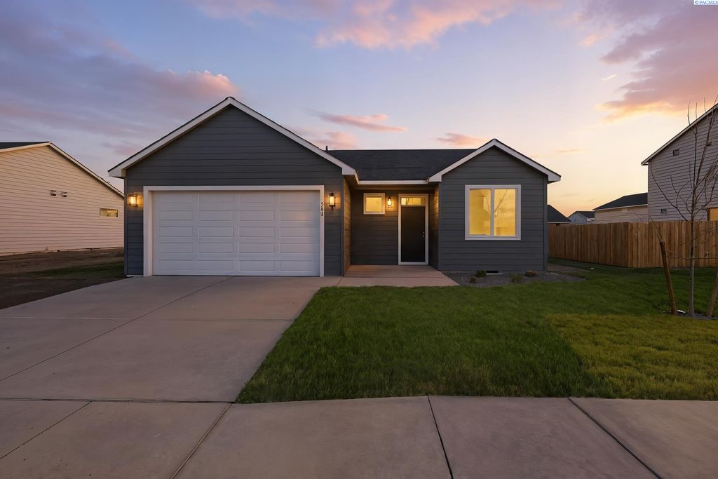 Photo of 501 Amberly Ave, Grandview, WA 98930 (MLS # 289199)