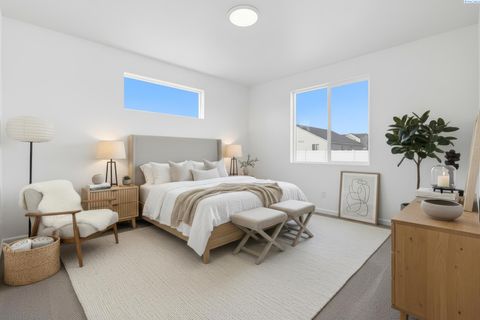 Photo of 501 Amberly Ave, Grandview, WA 98930 (MLS # 289199)